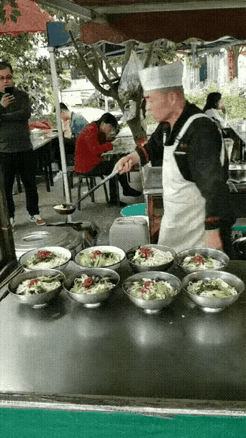 这把火是这碗面的灵魂，好不好吃姑且不说，看着就挺吸引人的，独家招牌，愿者上钩。