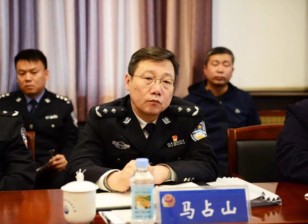 退居二线已两年的马占山，马年失蹄被查。从执法到伏法，从警近40年的他，人生瞬间发