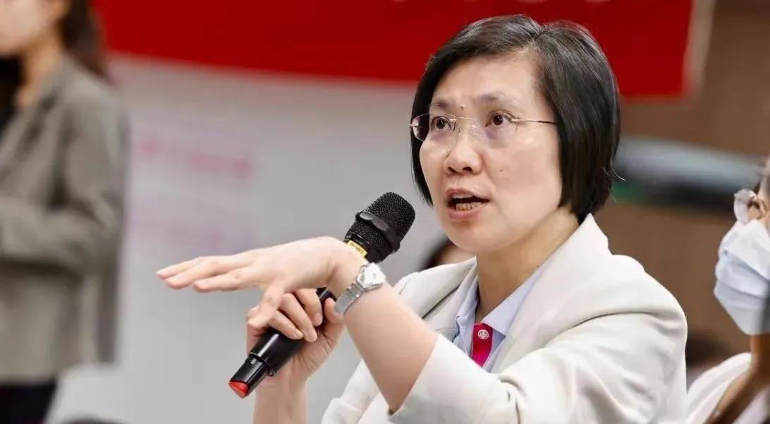 起风了，徐欣莹回忆往事，强调“有些提醒会跟着一辈子”。岛内网友回应一边倒！白营无