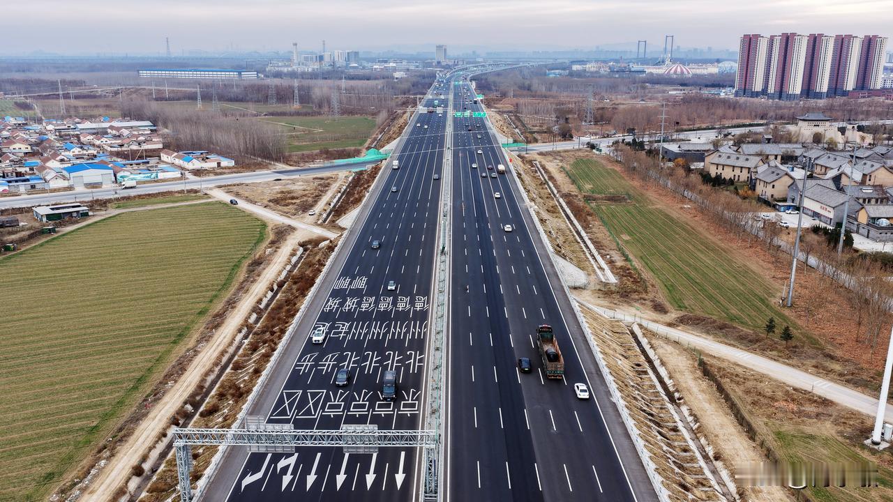随着国内交通路网持续升级，双向八车道高速早已不再是高速公路的顶配标准，双向十车道