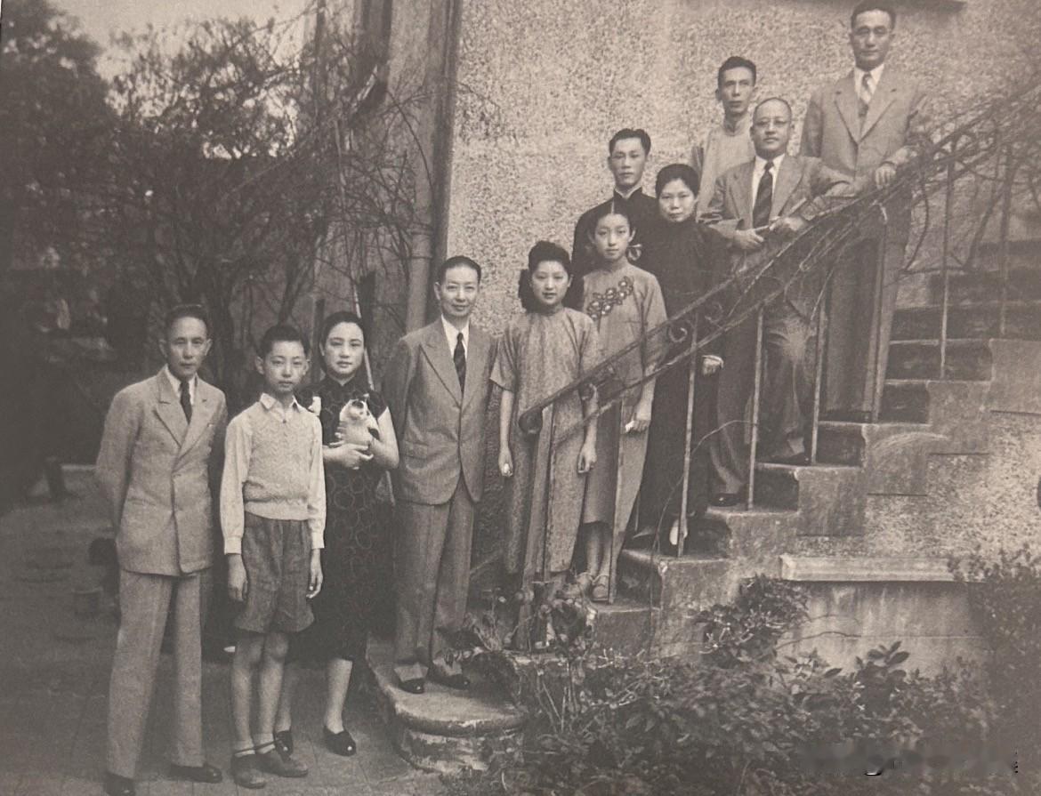 1944年，梅兰芳与夫人福芝芳及子女和名旦朱琴心（后排右一）、弟子顾正秋（前排左