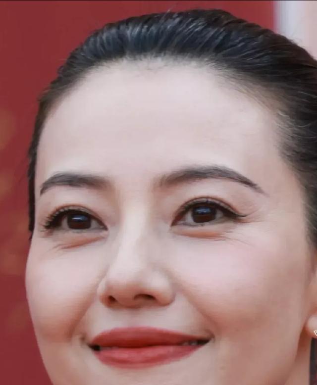 看了高圆圆最近照片，我默默做了一个决定，那就是以后再也不要对着镜子焦虑自己的