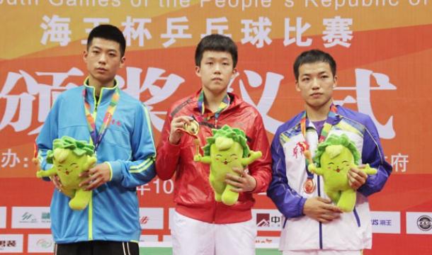 没想到王曼昱的临时教练任浩，是王楚钦的手下败将！2015年第一届青年运动员，