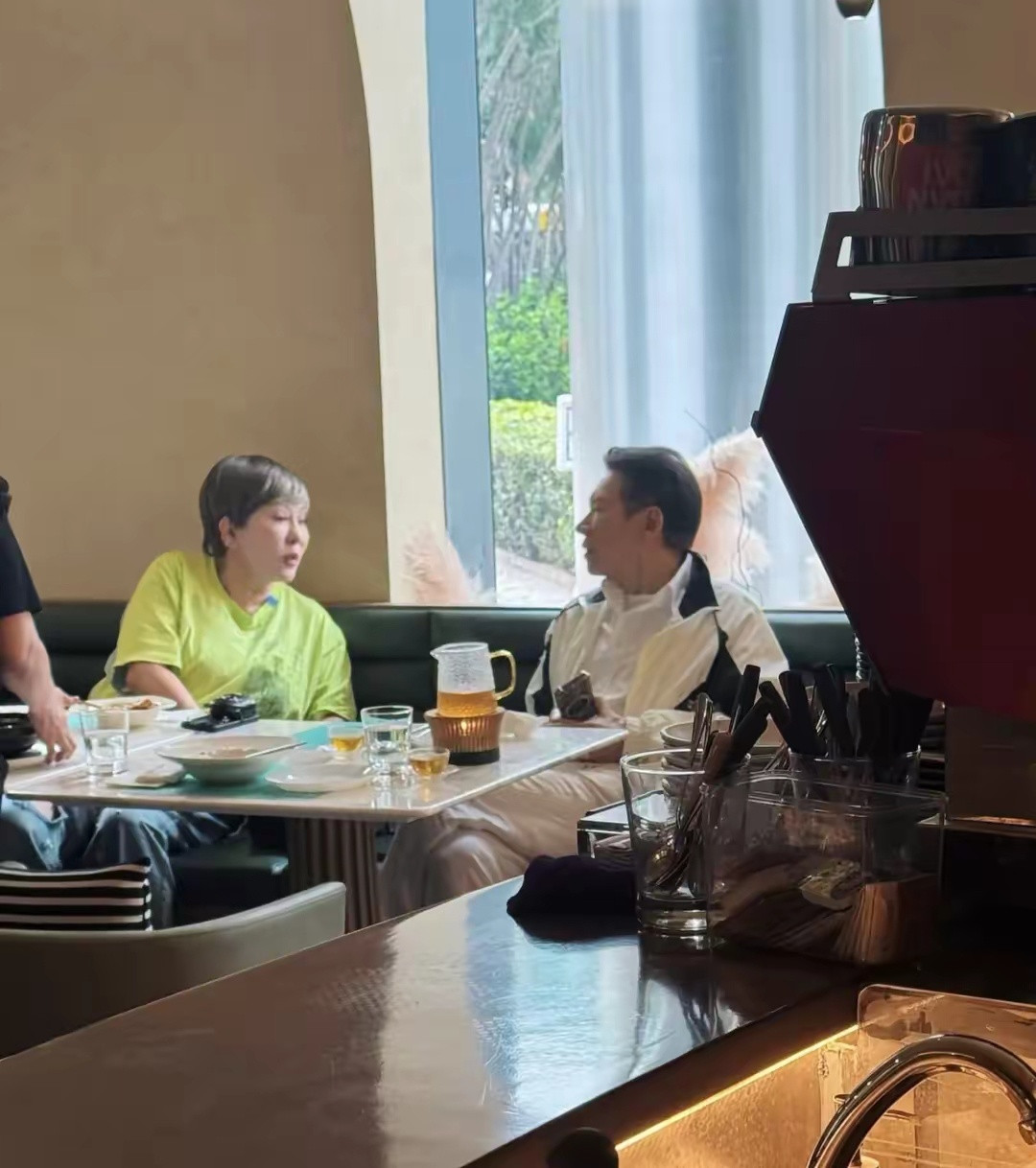 向华强现身澳门，和老婆去吃西餐，向太剪了短发，看起来一言难尽，不能显出她的高贵