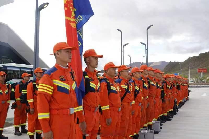 8月27日早上8时许，应急管理部、国家消防救援局调派的111名精干...
