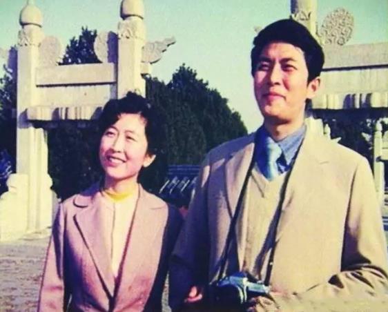 1990年的除夕夜，唐国强的妻子孙涛洗完澡来到化妆镜前，细细为自己梳妆打扮，换上