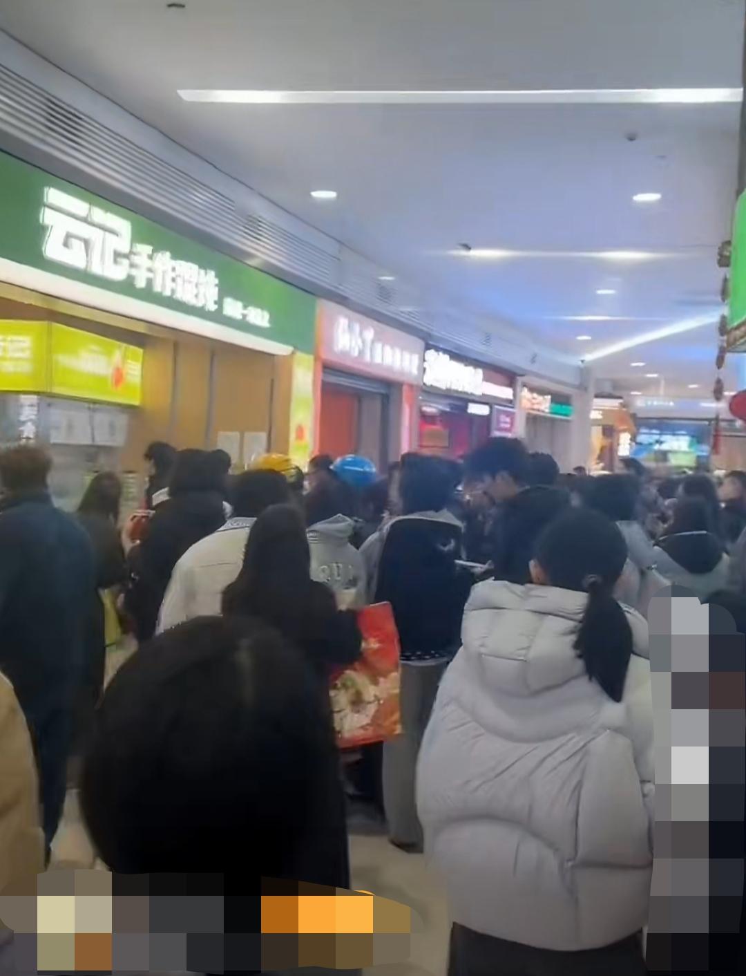 某商场内，女子图一时痛快把一家“云记手作馄炖店”给砸了……目前具体原因未知，看