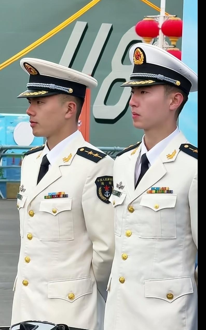 海军开放日，两位非常帅的海军中尉同框站立，太英俊了！女