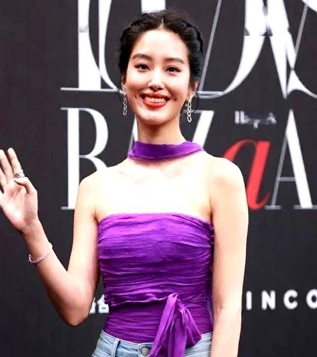 别人在红毯上拖着大裙摆，杨采钰直接套了条紧身牛仔裤就上来了。时尚芭莎的红毯现
