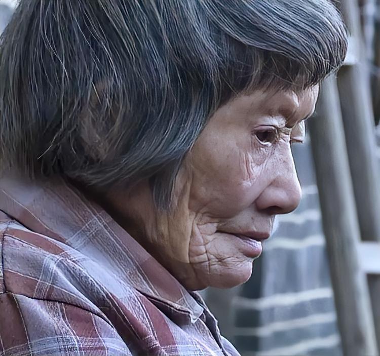 78岁老人欠银行2000块，7年未归还。一天，她突然给银行打去电话，说让工作人员