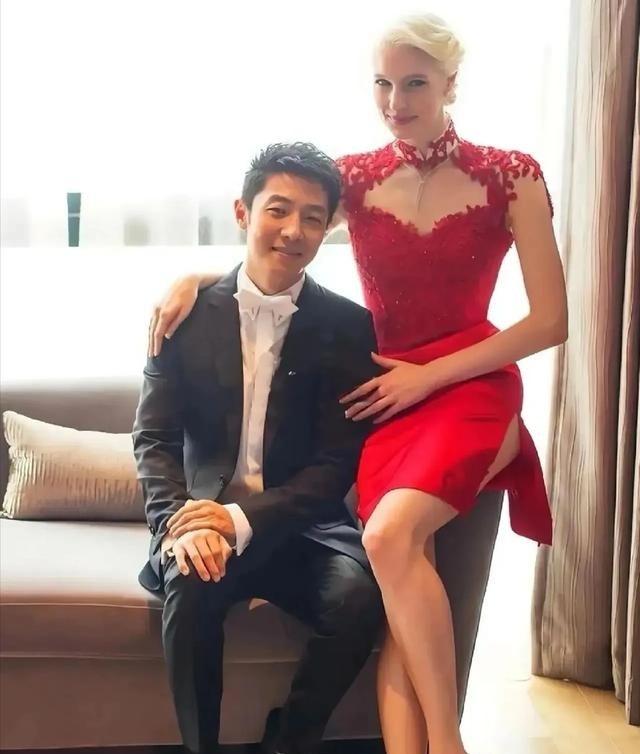 主持人问撒贝宁：“你跟老婆平时用什么语言交流？“撒贝宁说：“我跟她沟通不了，她讲