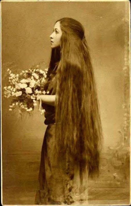 长发的精神本质头发能将大脑散发的电磁能传导到环境中；从本质上讲，头发是神经系统的