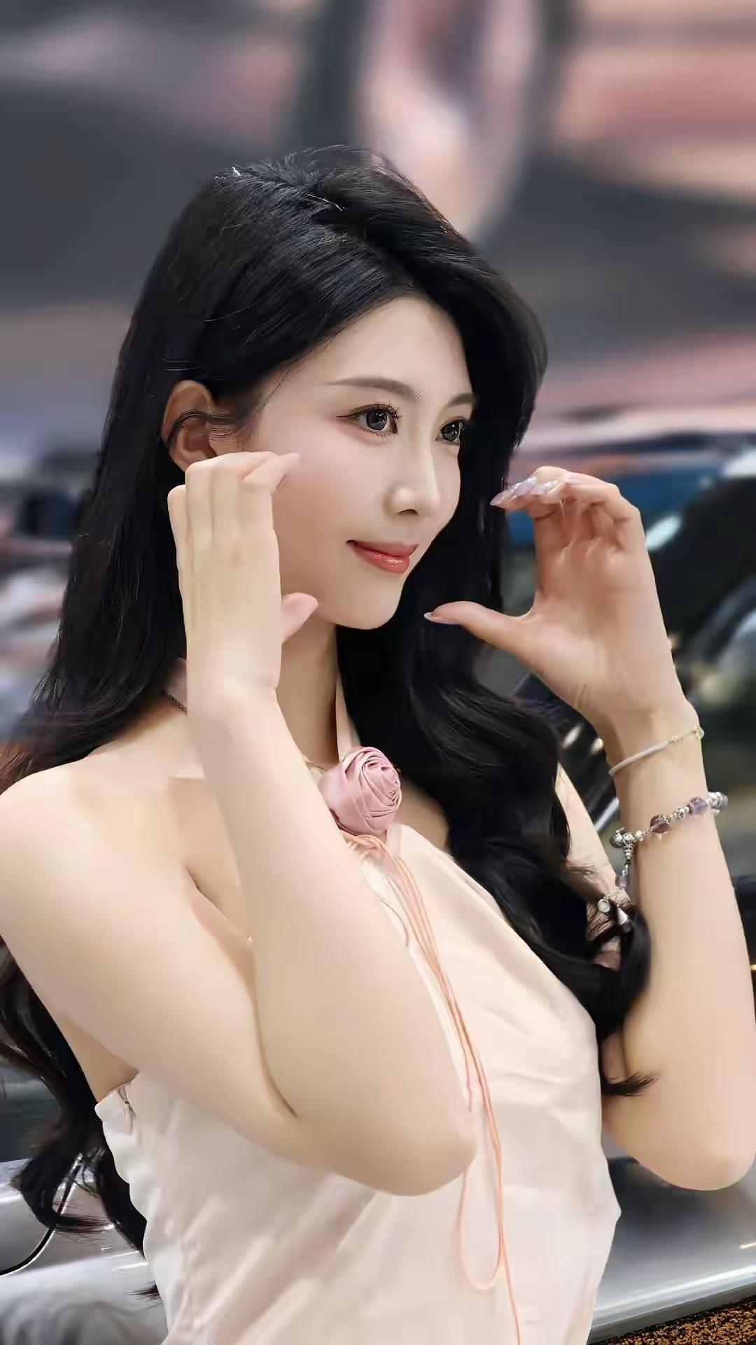 车模兰灵王，也就是宋燕兰，在车展圈那可是响当当的存在。这位来自湖北的美女，身高1