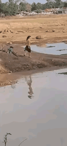 这个妈妈做的太对了，拿着一根木棍守在河边，两个小男孩刚上来，妈妈就给两个小男孩一