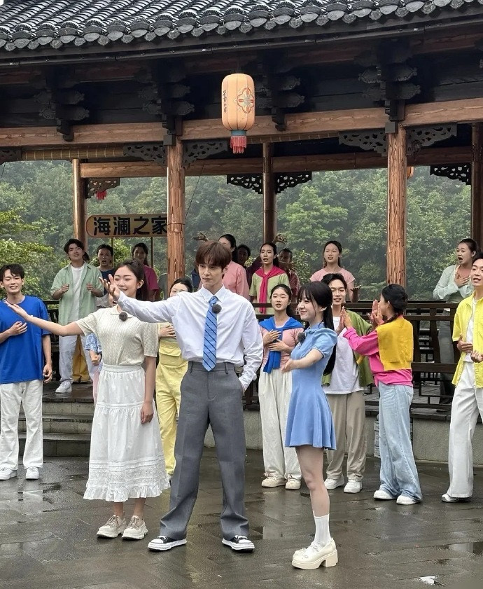 何与、包上恩五四晚会录制路透，两人都不像是一个图层的。