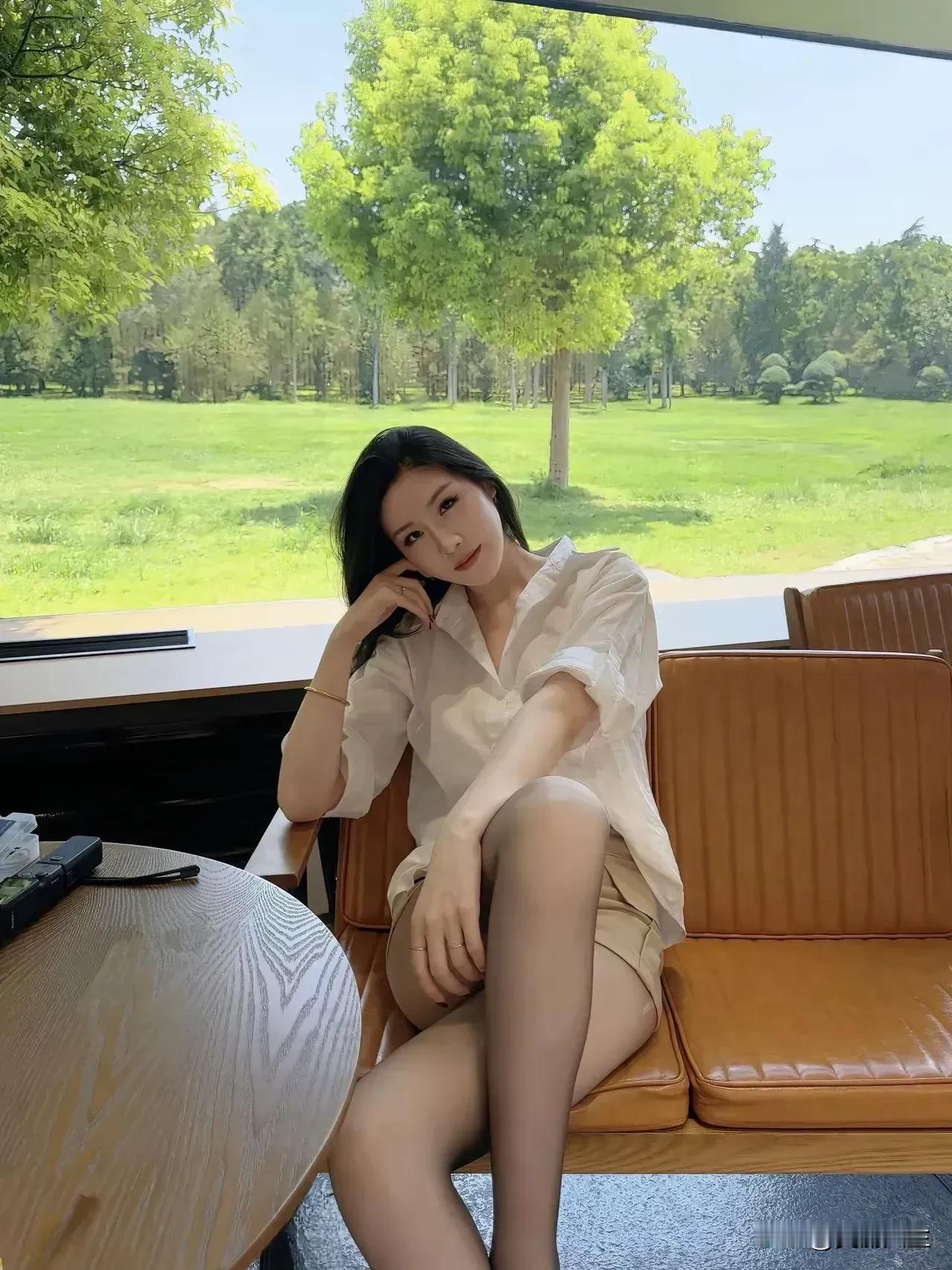 故事人人有，只是各不同花，半开时最美，酒，微醺时最佳。清醒做自己，朦胧看