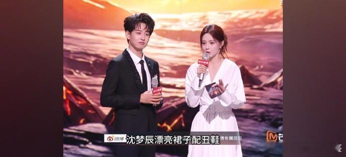 沈梦辰怎么穿了一件睡袍就上来了穿搭随性到离谱，气场稳到惊人，睡袍造型完全不影响