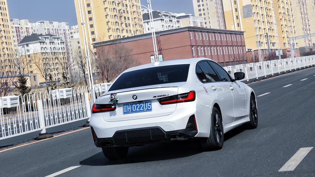 三系两年的驾驶感受优缺点分享优点一：操控性出色，驾驶乐趣十足宝马3系一直以操