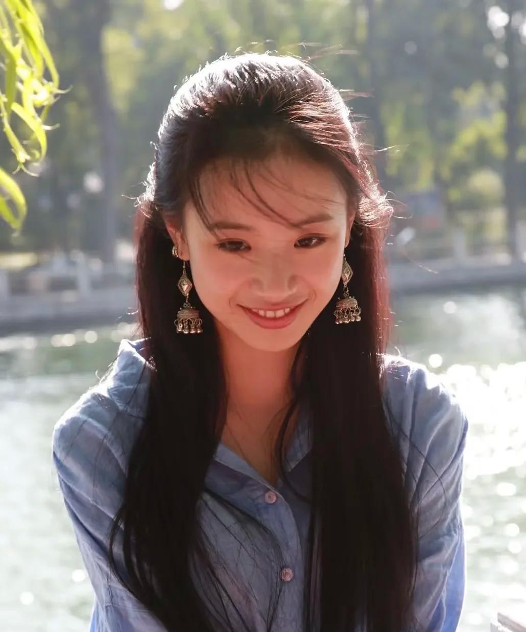 看到李梦刚出道时的照片，瞬间明白这个女人，之所以敢在片场嚣张后，居然还有人找