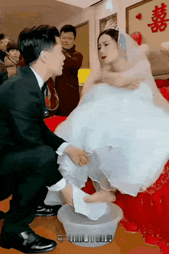 结婚的时候新郎为新娘洗脚，不知道有没有这样的习俗，反正是我活了大半辈子，从来没有