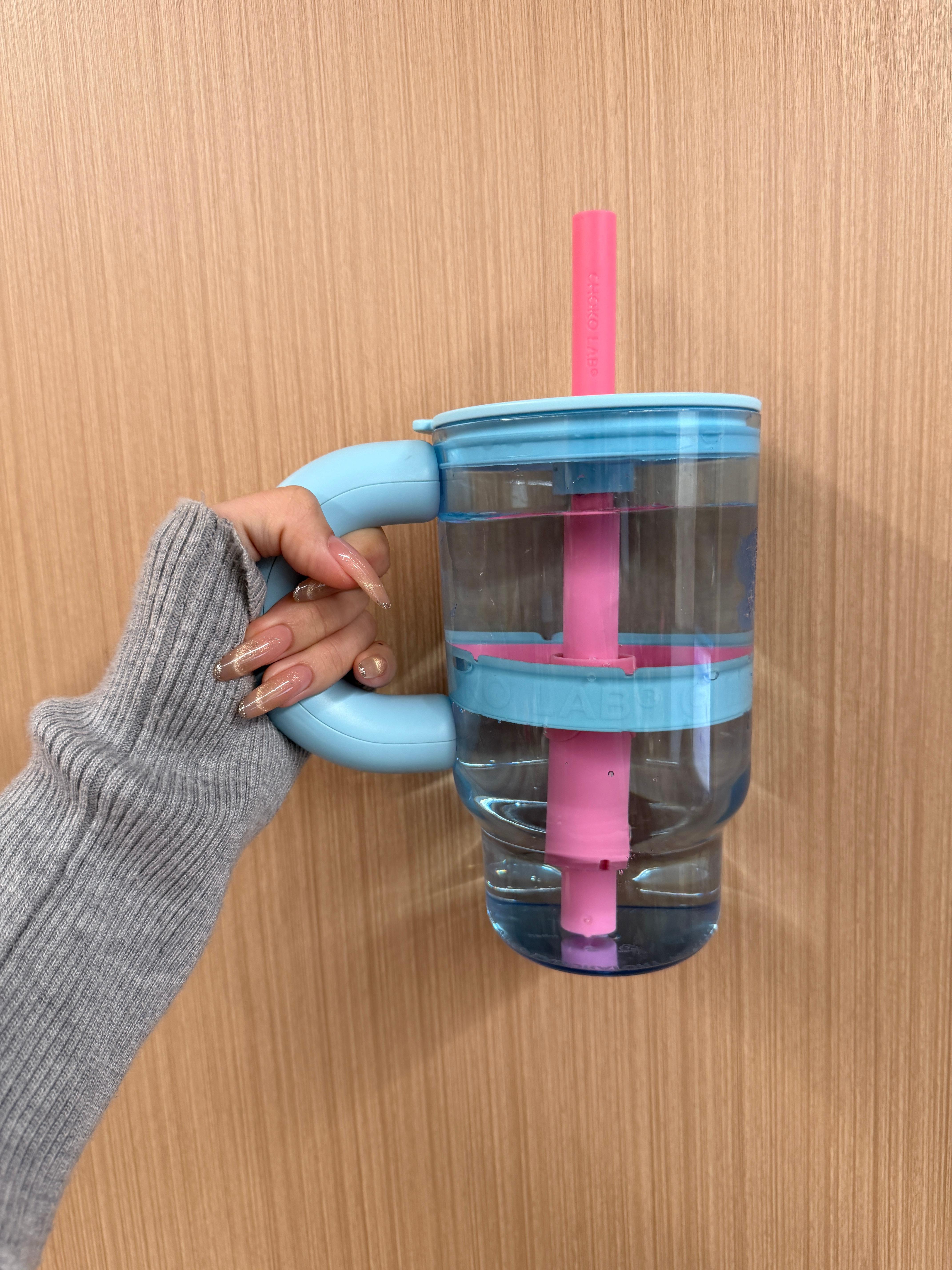 本人每天能摄入多少水分呢这么大的杯子能喝两杯再加咖啡一杯