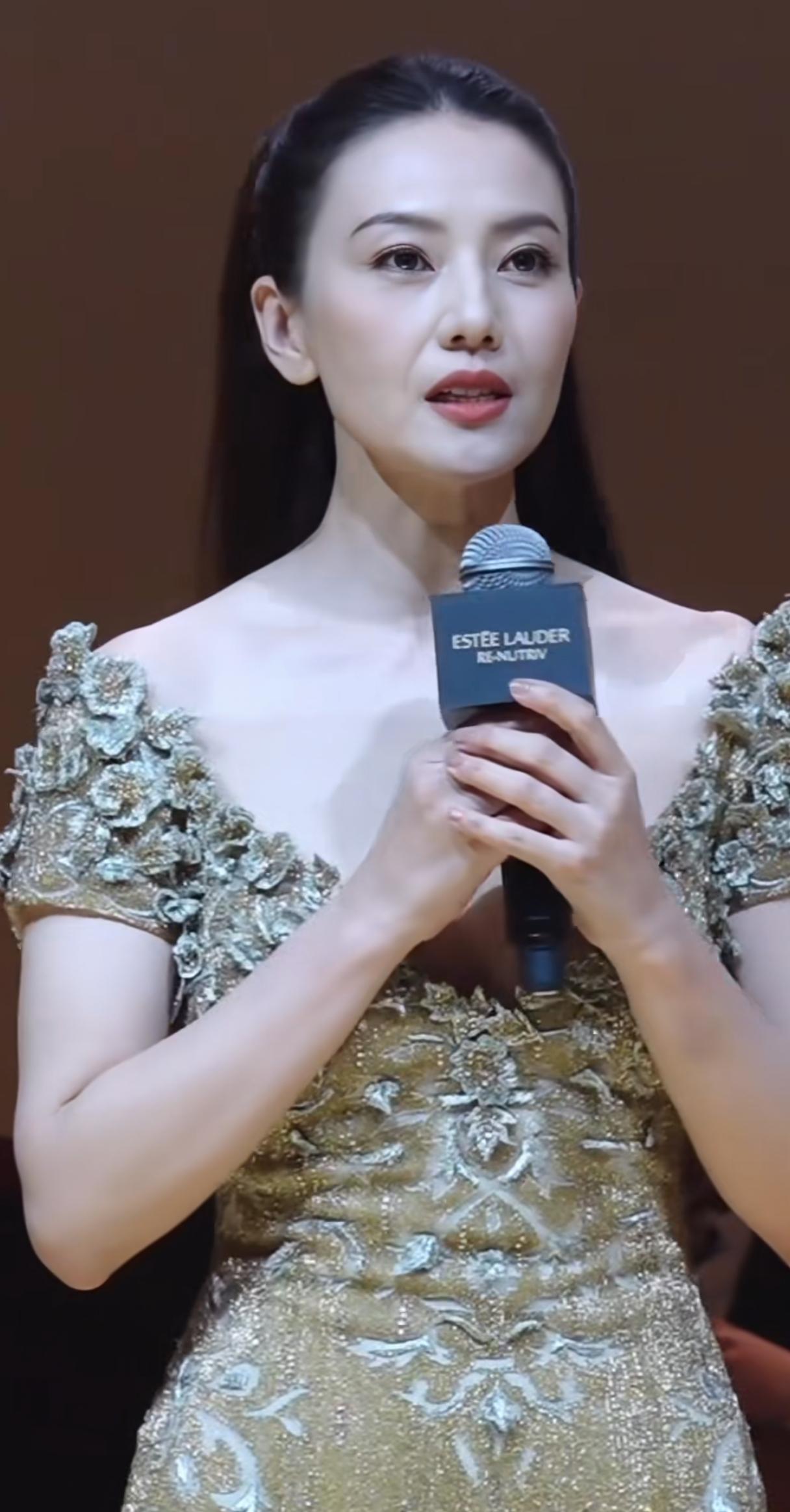 内地娱乐圈第一美女也优雅的老去了岁月不饶人，带走了她美丽的容颜，也给她增添了不