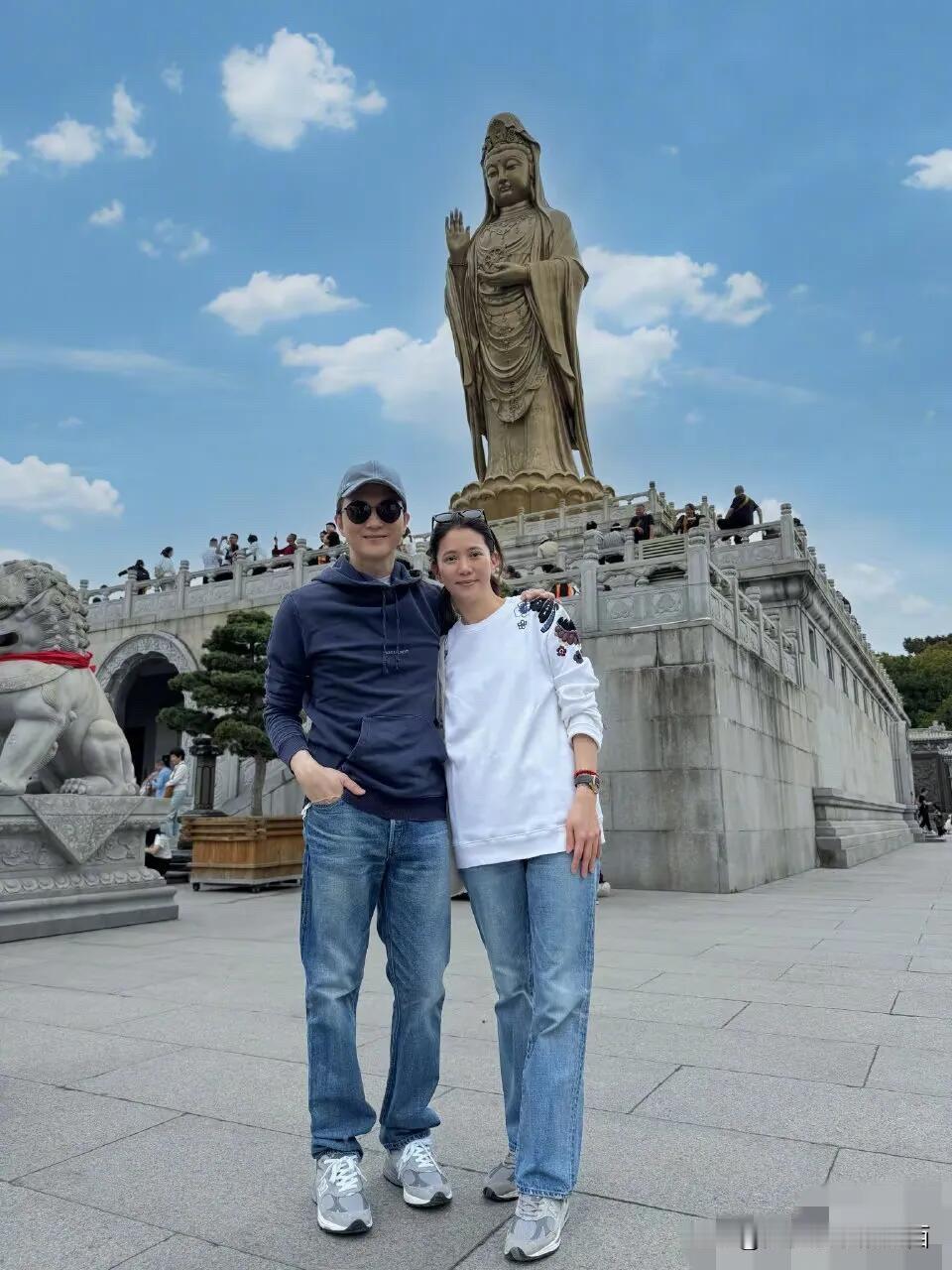 54岁的袁咏仪笑起来还真挺好看的，虽不惊艳，但超级优雅，跟张智霖看起来是娱乐圈里