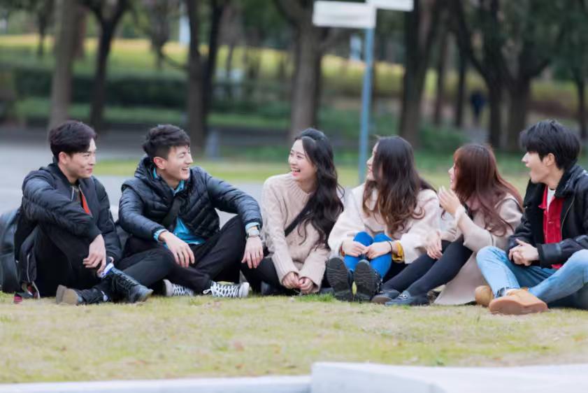 最近消费行业传出两个消息，很难相信，如今年轻人居然这样了。第一个消息，白酒尤