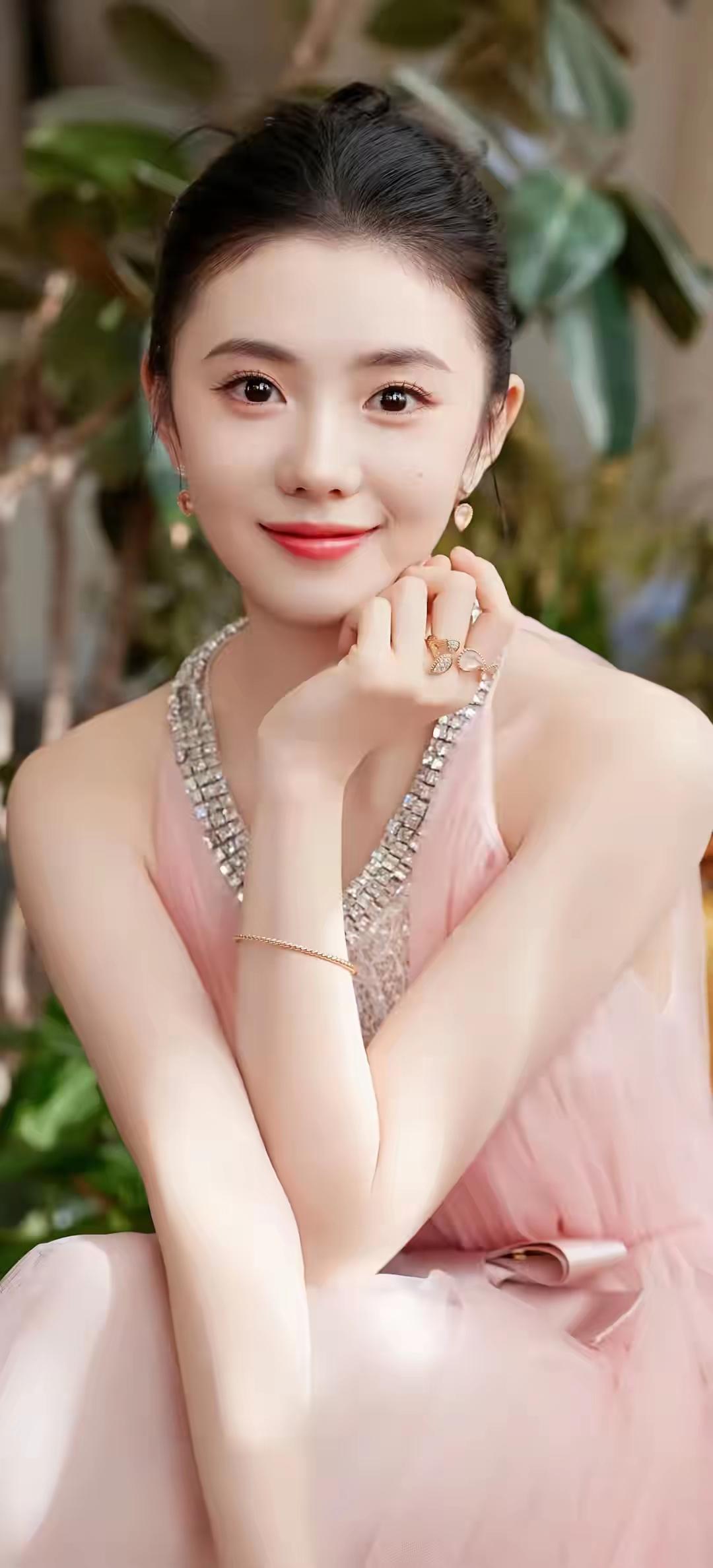 优雅粉裙，闪耀珠宝，自然绿植背景，甜美笑容，气质满满。🌹🌸🍎🍀