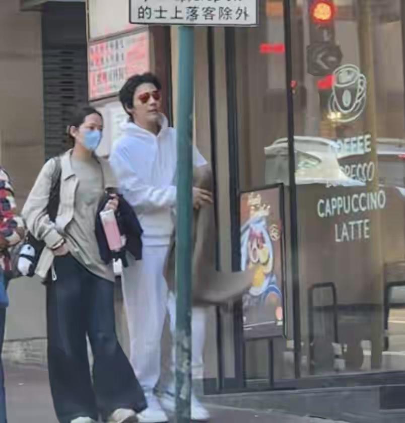 郭碧婷又不打扮很邋遢！向佐夫妇香港被偶遇！为爸挑生日礼物，不穿女装变帅气！我