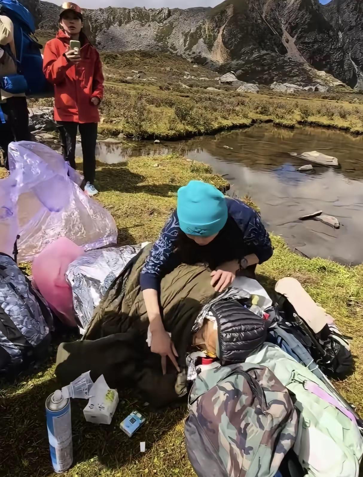 甘孜女登山队员被弃这事，某书“全女团队”集体沉默的样子，比事件本身更刺眼！明