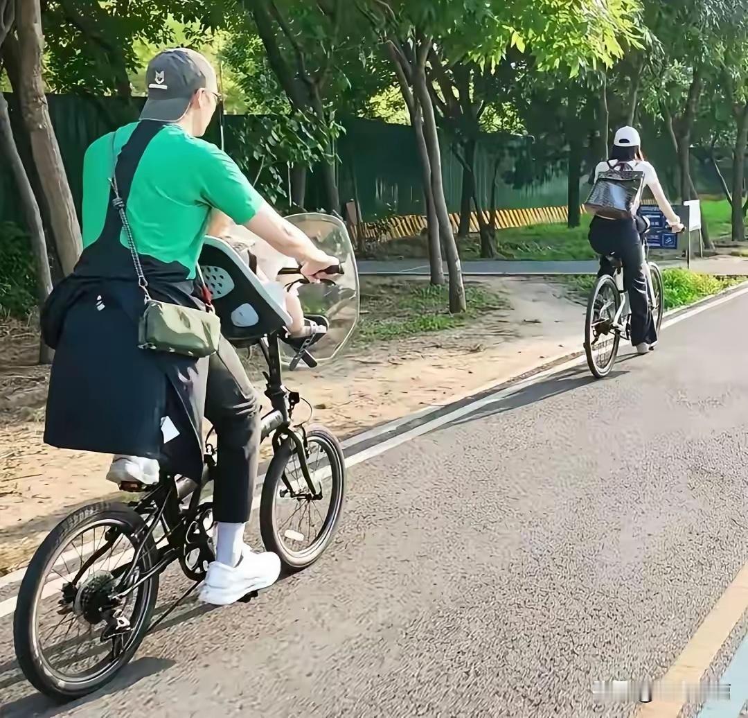 陈伟霆何穗夫妇领着孩子在北京郊游骑行。真的践行了他当初说的那句话，我希望我的孩子