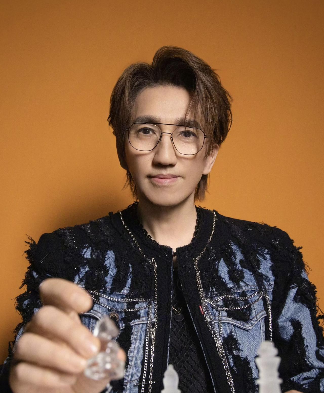 林志炫有点惨啊，总共就录了4期，被淘汰两次，排名不是第六就是第七。今晚突围赛又输