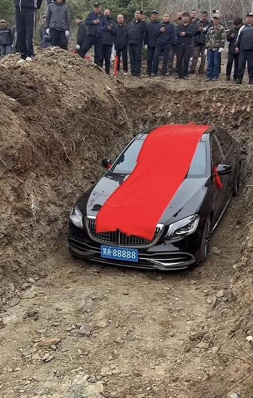 辽宁，一富豪走了，生前喜欢奔驰，不料儿子竟直接把一辆120多万的真奔驰，埋进坟墓