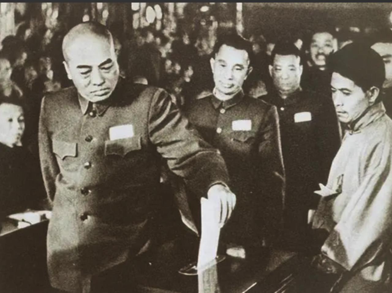 1949年，彭德怀出席一野二兵团的会议时，登主席台前，突然发怒，指着台上怒吼：“