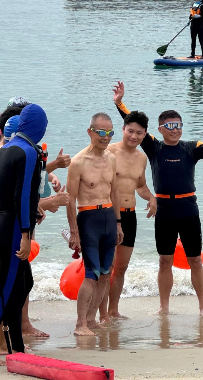 75岁王石，8块腹肌的身材，不得不服~