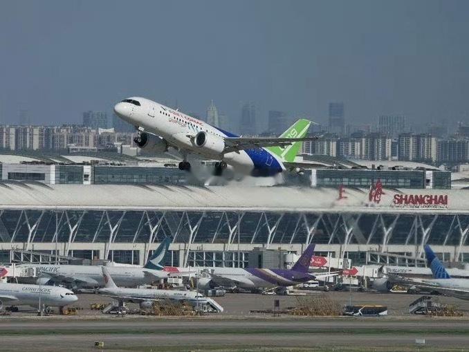 C919高原型首飞重磅消息！今早，国产大飞机C919高原型首架机从上海浦东机场腾