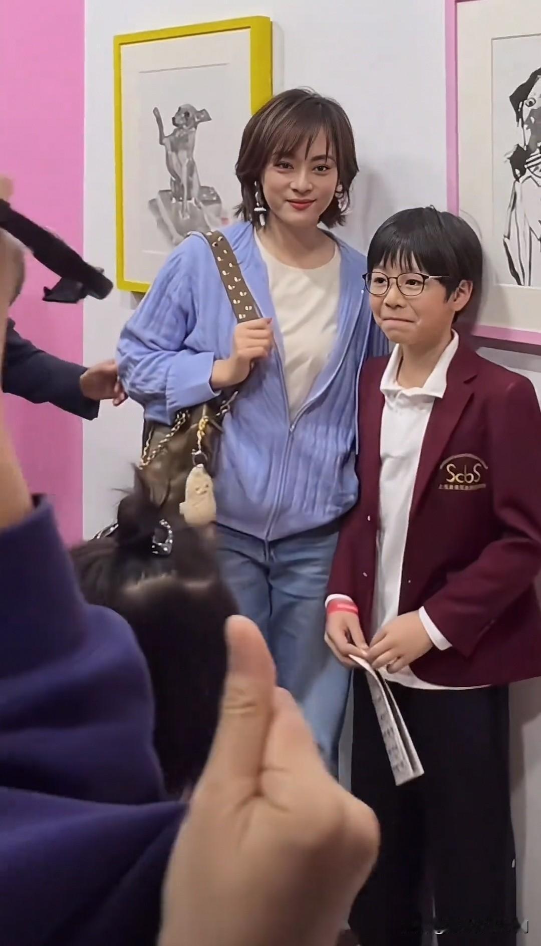 孙俪，路人视觉，姑娘真美[微笑][微笑][微笑]果然明星就没有丑的，和路人一对比