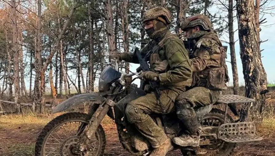 面对战场上越来越严重的败退现象，尤其是重镇红军城和库皮扬斯克相继丢失，季米特洛夫