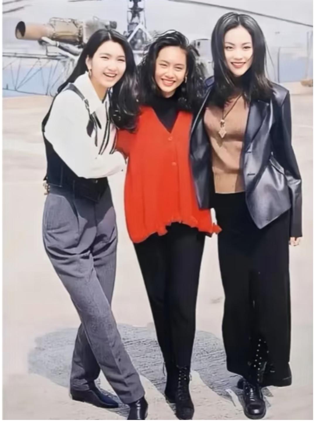 王菲，除了脚上的鞋子有点普通，20年前的这身衣服，放到现在也很流行。