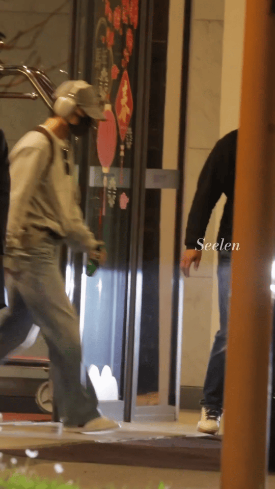 谁懂啊！肖战真的来上海啦！刚落地就自带高光，穿搭潮到犯规，生图都帅到挪不开眼。一