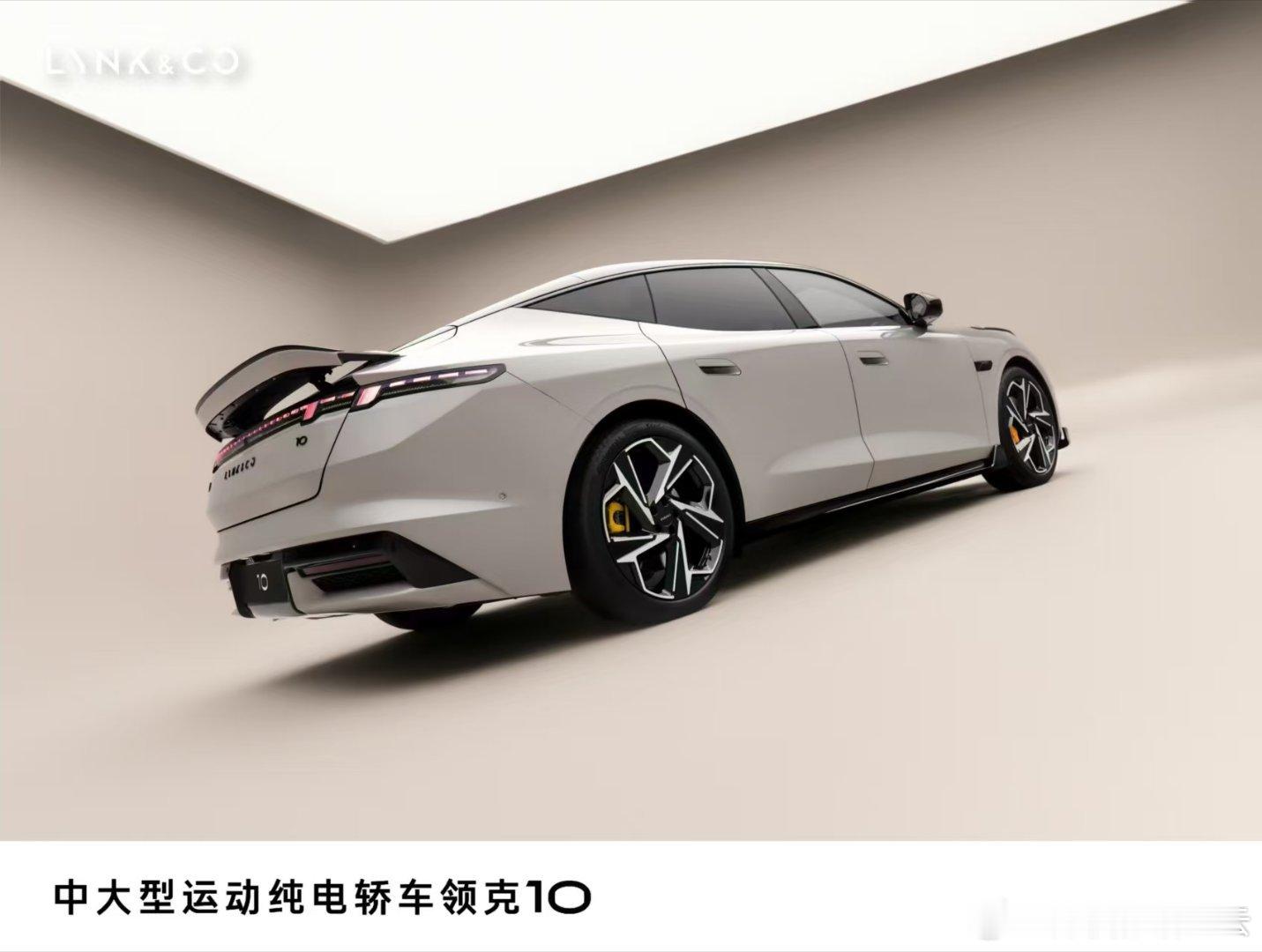 #突然发现有车之后心态变了##疑似偶遇罗永浩路边选品##罗永浩路边实锤领克10##领克10#刷路透看