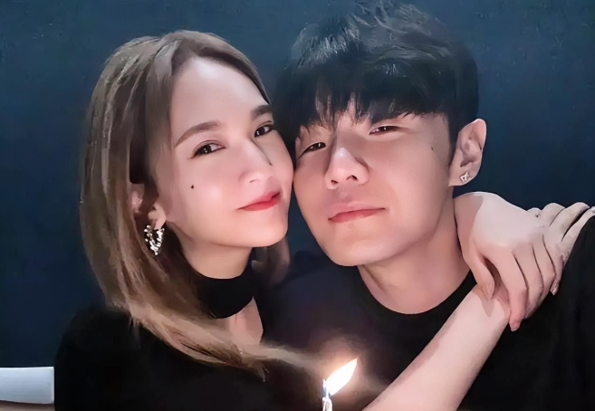 李荣浩说我跟丞琳在一起这么久我没让她猜过一件事就是细微到，就比如说这个杯子上有