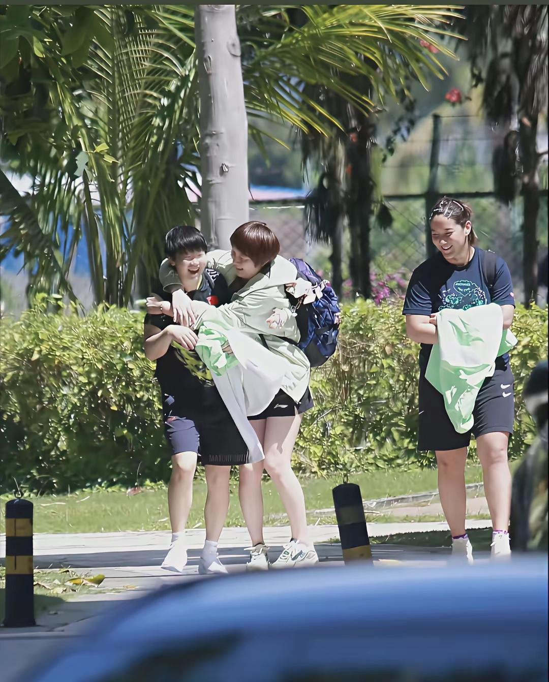 孙颖莎真的是团宠，这么招人喜欢，搂着她的女孩子是谁啊？