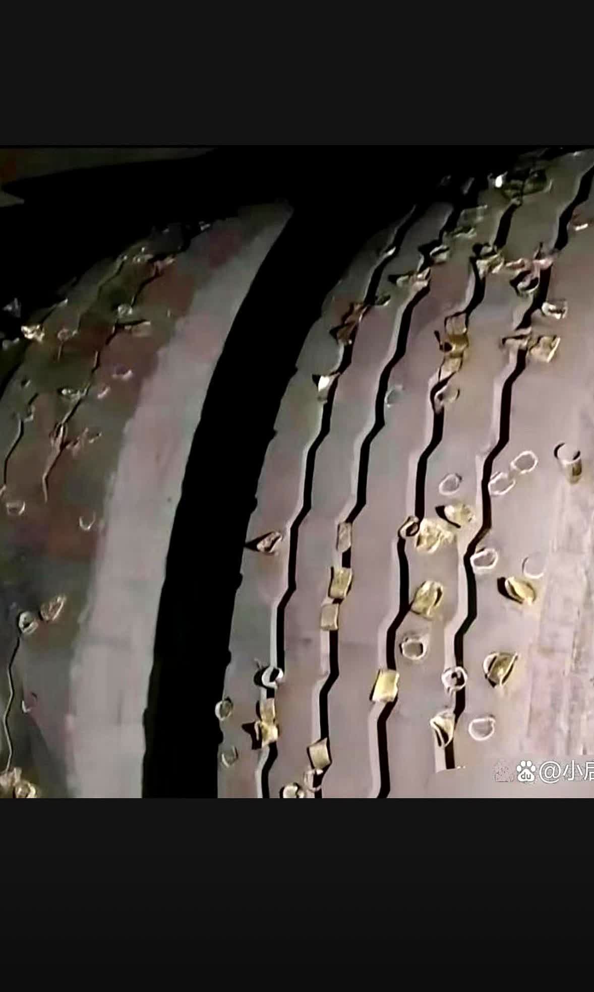借朋友的车回老家，半路给车胎扎成这样了，现在纠结死了，到底是直接给钱还是换车胎啊