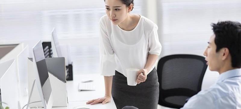 你敢信？一道幼儿园水平的字谜，差点把我们办公室新来的姑娘整得自我怀疑了。那天下
