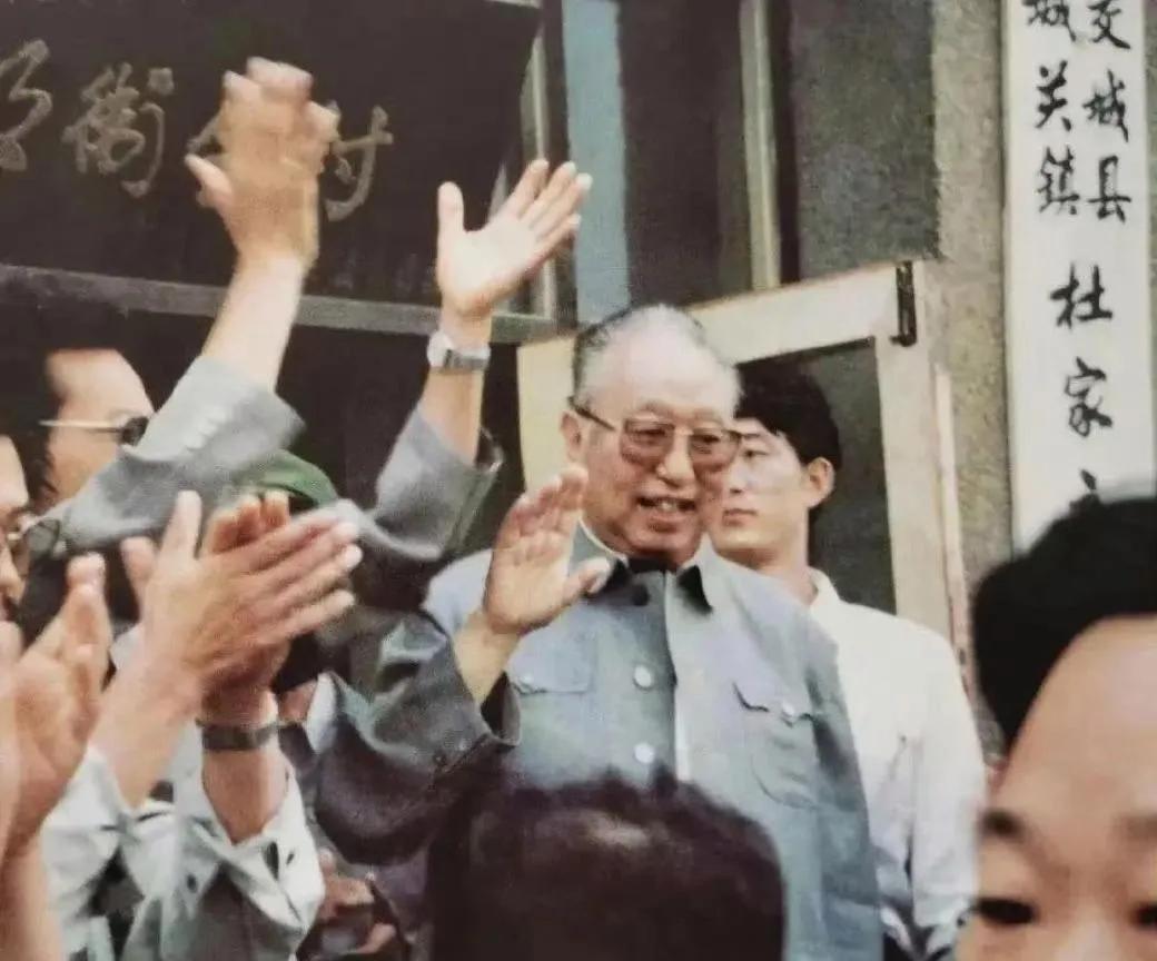 1991年，受交城县委书记邀请，华国锋踏上了故乡的土地，受到热烈欢迎。自10多岁