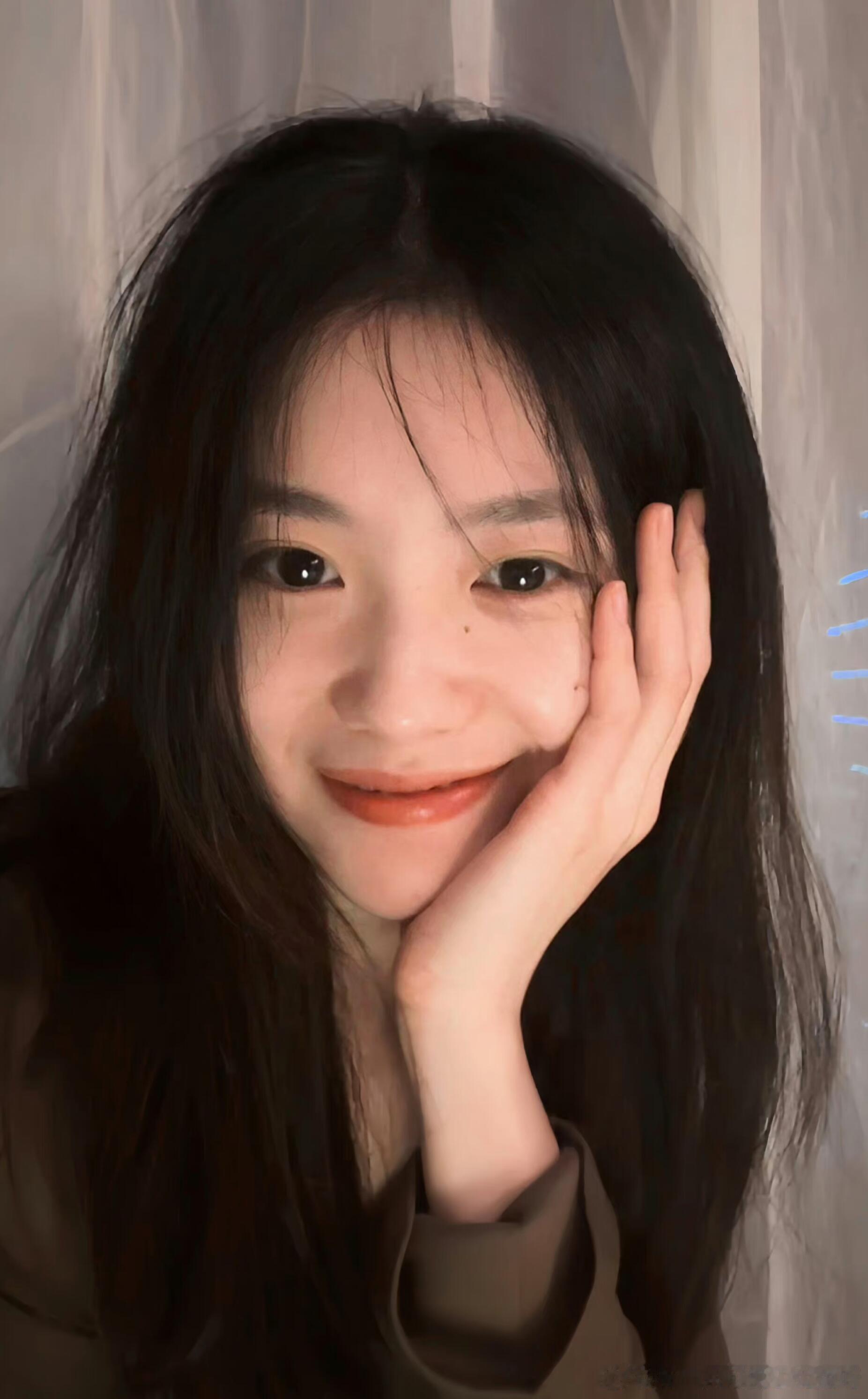 出现在大屏上的刘浩存百花奖导播是懂怎么放大美貌的，大屏上那个特写一给，全场安静