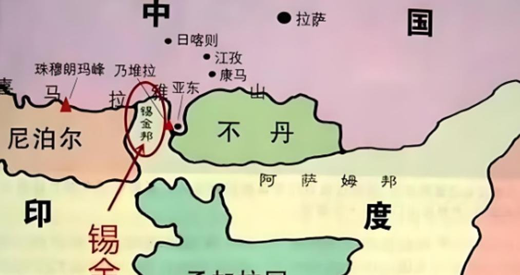 印度硬吞锡金，本想攥住南亚命门，如今却成了甩不掉的包袱！1975年，印度不顾全世