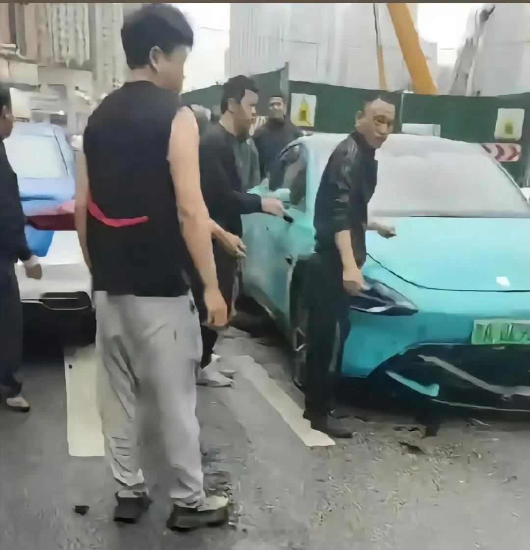 贵阳花果园小米SU7车祸致2人死亡据说是车主逆行，道路施工，施工路段没有警示标识